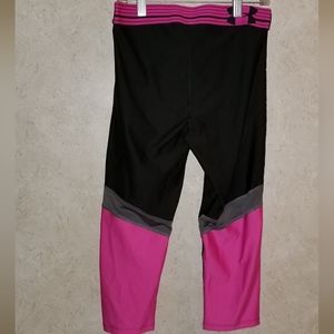 Under Armour Medium Black, Gray Hot pink Cropped Legging